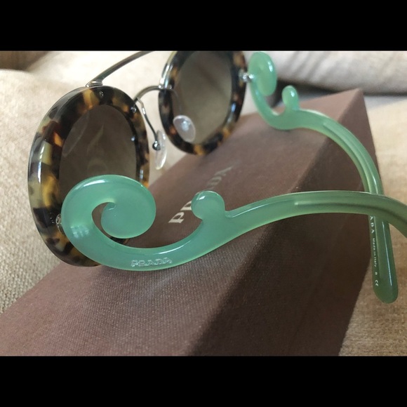 PRADA SUNGLASSES 😎 - Picture 4 of 7